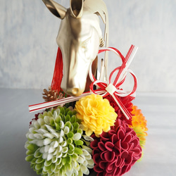午年モチーフとマムのモダンお正月アレンジ/馬のオブジェ×和モダンマム 12枚目の画像
