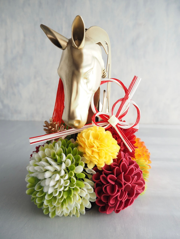 午年モチーフとマムのモダンお正月アレンジ/馬のオブジェ×和モダンマム 12枚目の画像