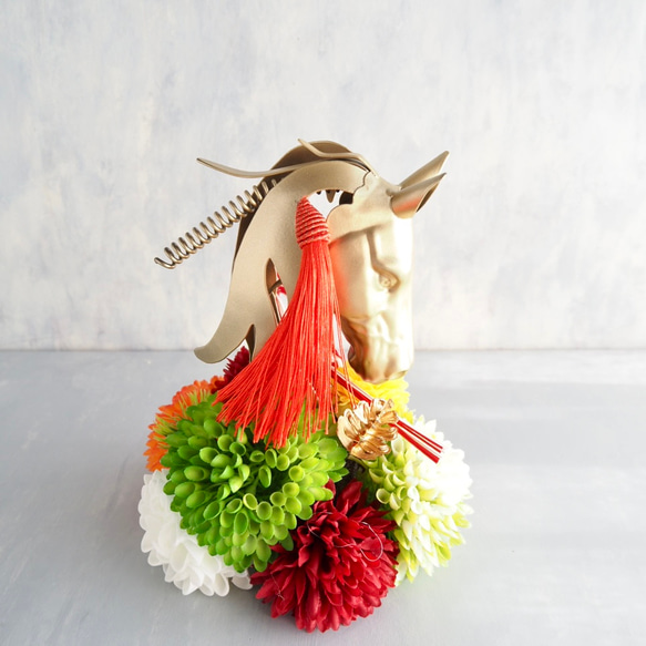 午年モチーフとマムのモダンお正月アレンジ/馬のオブジェ×和モダンマム 3枚目の画像