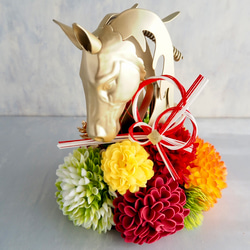 午年モチーフとマムのモダンお正月アレンジ/馬のオブジェ×和モダンマム 5枚目の画像