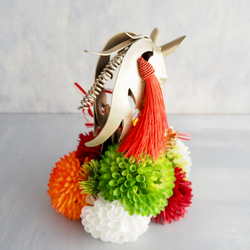 午年モチーフとマムのモダンお正月アレンジ/馬のオブジェ×和モダンマム 10枚目の画像