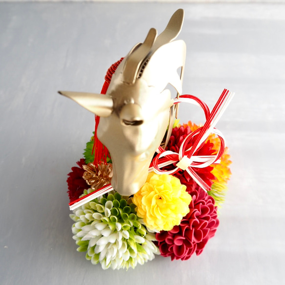 午年モチーフとマムのモダンお正月アレンジ/馬のオブジェ×和モダンマム 8枚目の画像