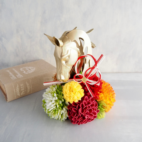 午年モチーフとマムのモダンお正月アレンジ/馬のオブジェ×和モダンマム 2枚目の画像