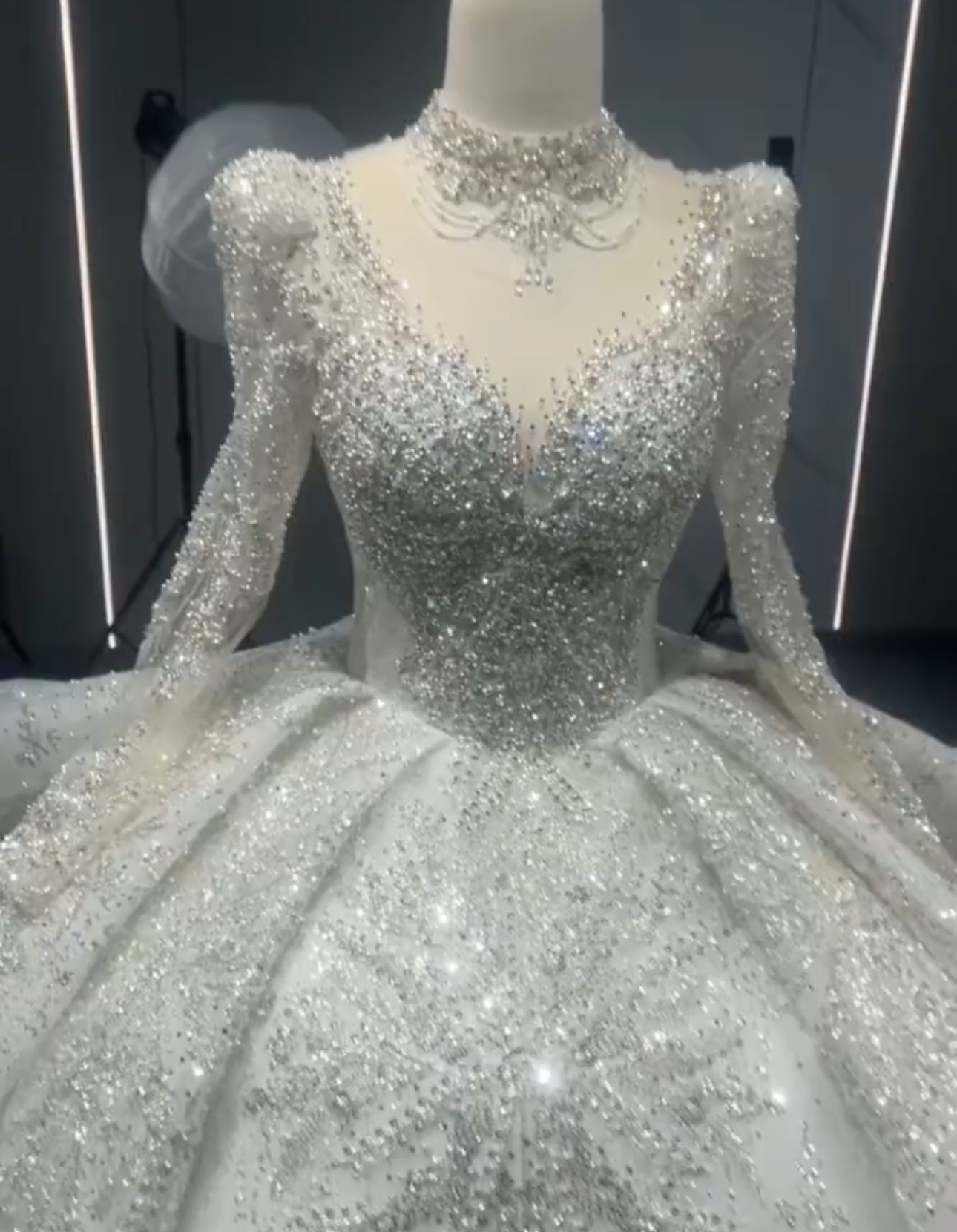 見逃さない　フレアスカート　ロングトレーン　サイズオーダー可能　背中空き　編みあげ　ブライダル　白ホワイト結婚式ピカピカ