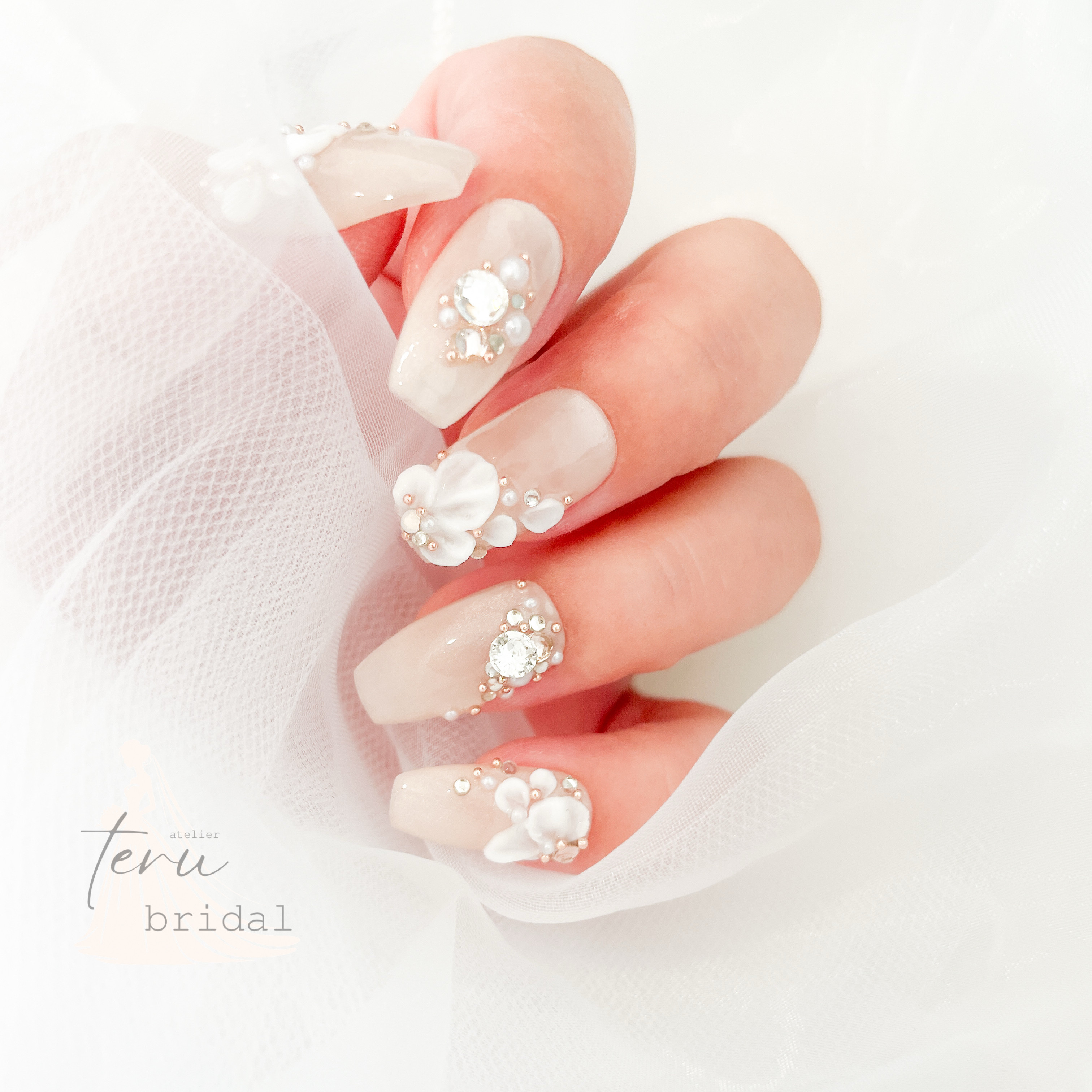 ブライダル ネイルチップ ベージュ ストーン 3D フラワー