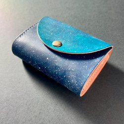 ヌメ革に星空を描いたお札を折らないコンパクト財布　栃木レザー本牛革プレゼント宇宙夜空手染め青１点もの二つ三つ折りミニサブ 3枚目の画像