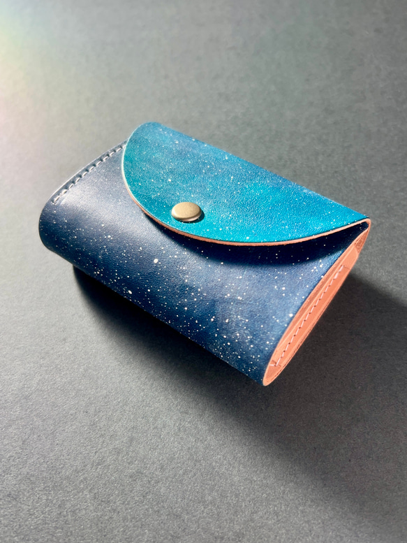 ヌメ革に星空を描いたお札を折らないコンパクト財布　栃木レザー本牛革プレゼント宇宙夜空手染め青１点もの二つ三つ折りミニサブ 3枚目の画像
