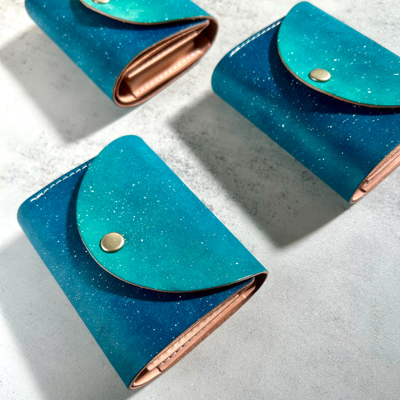 ヌメ革に星空を描いたお札を折らないコンパクト財布　栃木レザー本牛革プレゼント宇宙夜空手染め青１点もの二つ三つ折りミニサブ 10枚目の画像