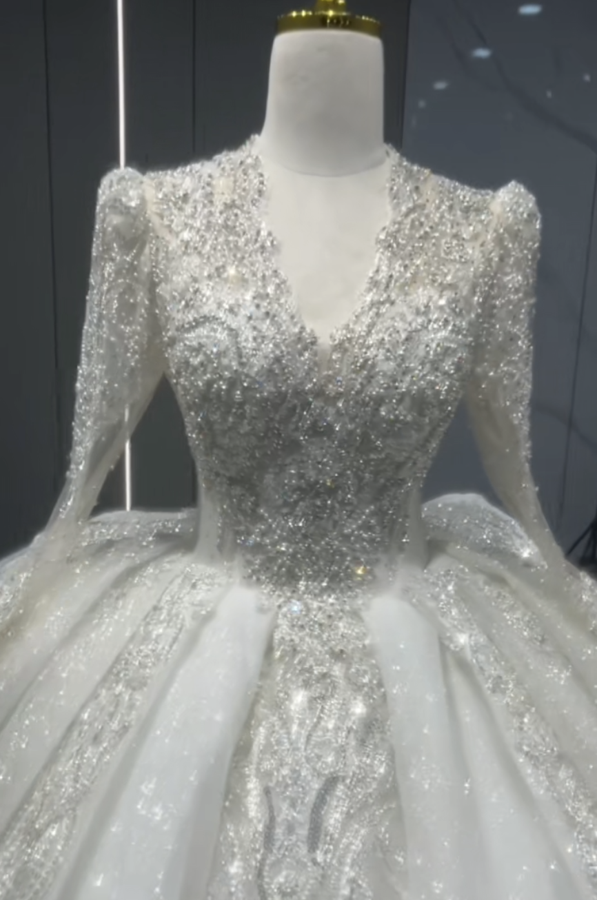 エレガント　長袖　vネック　上品なブライダルウエアー　プリンセスライン　可愛い　ラッフルスカート　ボリューム結婚式前撮り