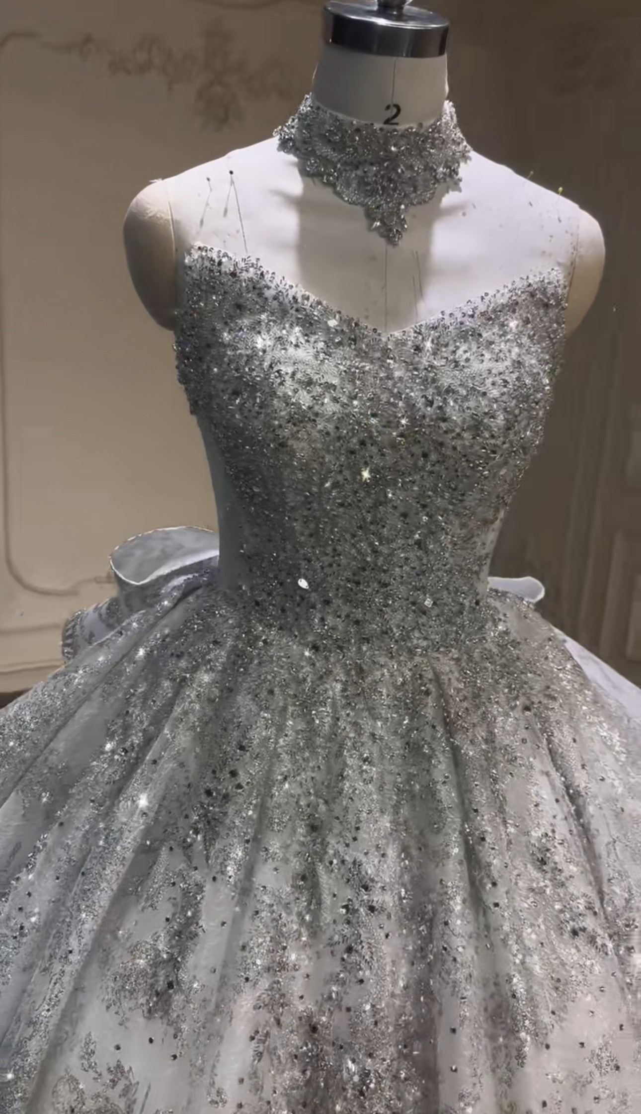 憧れのドレス　オフショルダー　二の腕カバー　バックリボン　多層チュール　ウェディング目立つ　海外挙式シルバー　ラメ入り