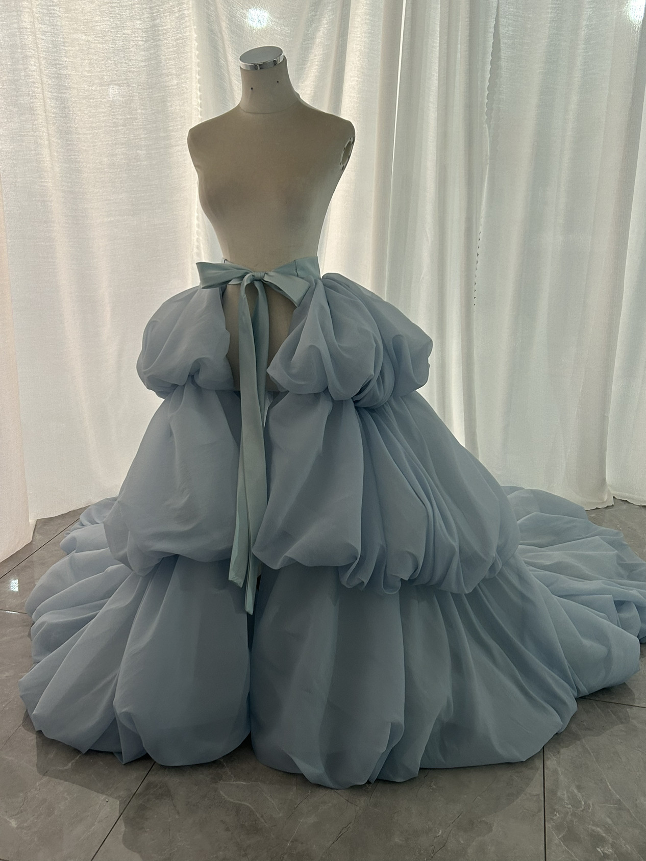 送料無料！オーバースカート 水色 ラッフルフリル ティアードのドレス 華やかなトレーン 結婚式 前撮り カラードレス