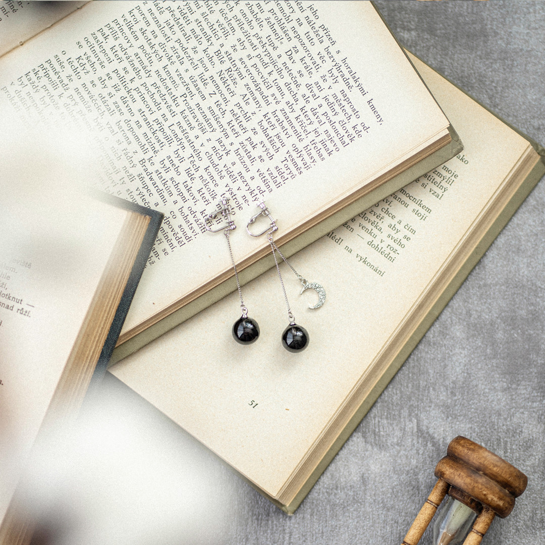 うちの子メモリアル｜遺毛レジン ピアス／イヤリング｜三日月チャーム・シルバー｜虹の橋ジュエリー【オーダーメイド】