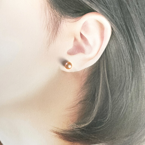 オレンジ系 本真珠のスタッドピアス/イヤリング 淡水パール  チタン SV925 小粒 6mm 7mm 金属アレルギー 2枚目の画像