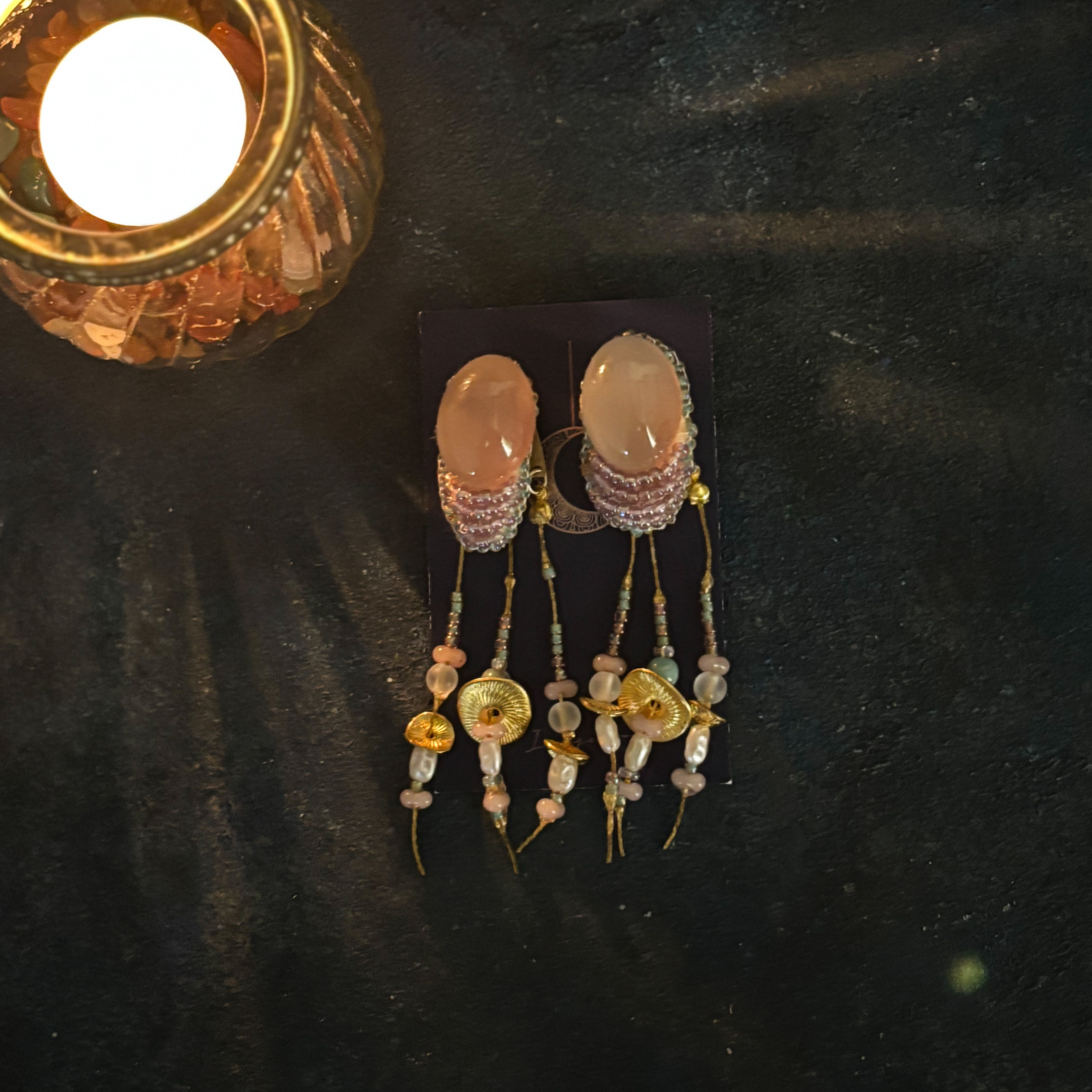 《桜海月（さくらくらげ）》サクラカルセドニーと淡水パールのピアス