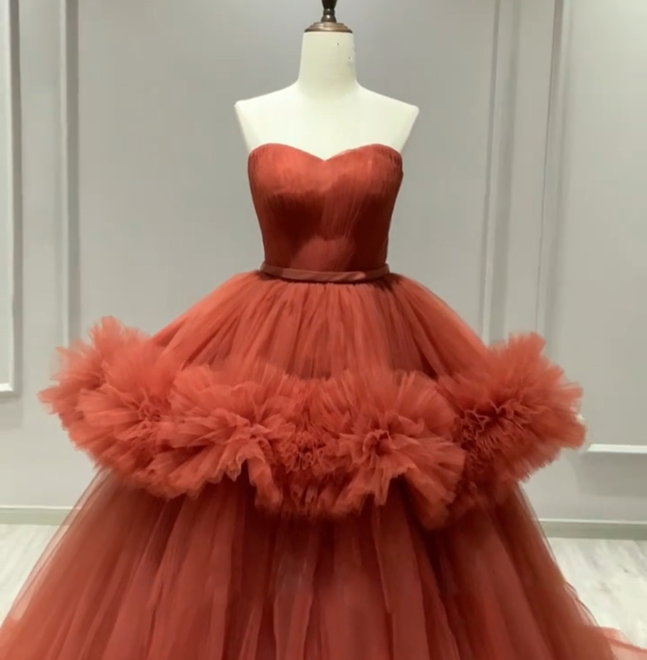 大人気カラードレス　ボリューム感　プリンセスライン　テラコッタ色カラー変更可能編み上げ　サイズオーダートレーン演奏会前撮
