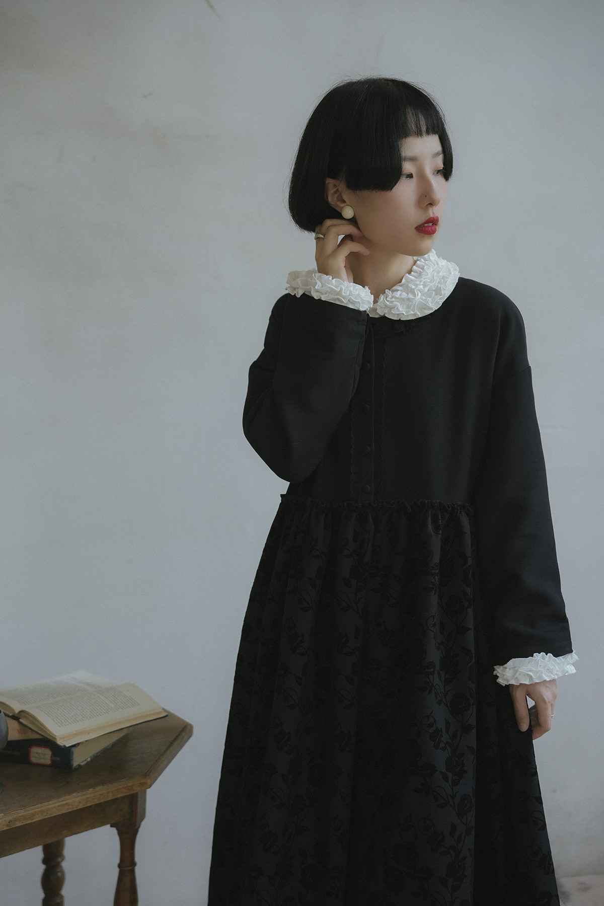 秋冬ナイチンゲールローズブラックワンピース 2025 新作 レースフリル丸襟アンティーク柄ベロアレトロドレス