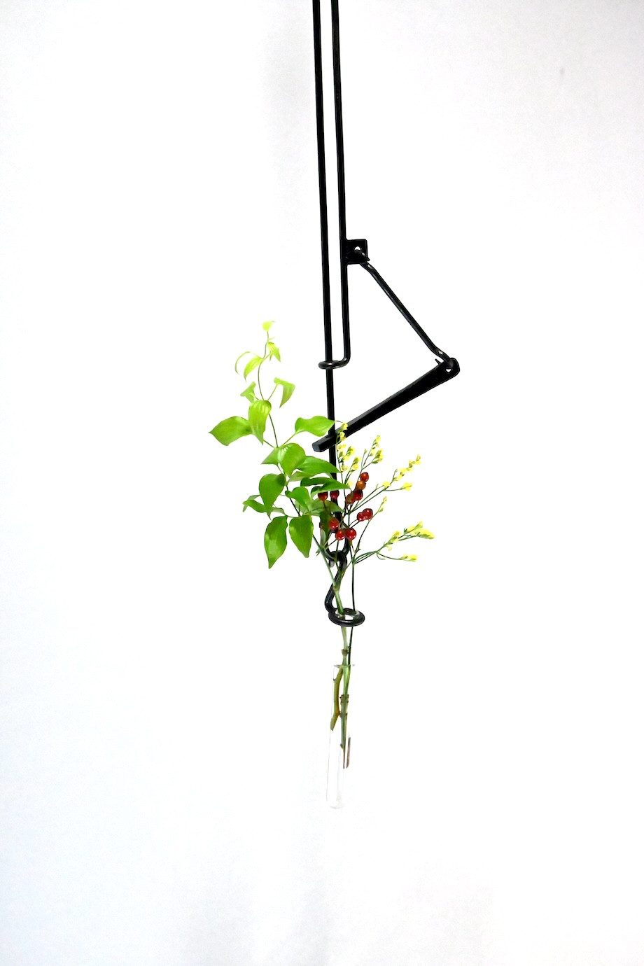 自在鉤、囲炉裏で鍋などを吊るす道具として使用されてきましたが、暮らしを彩る素敵なアイテムに！花器や香台としてお使い下さい