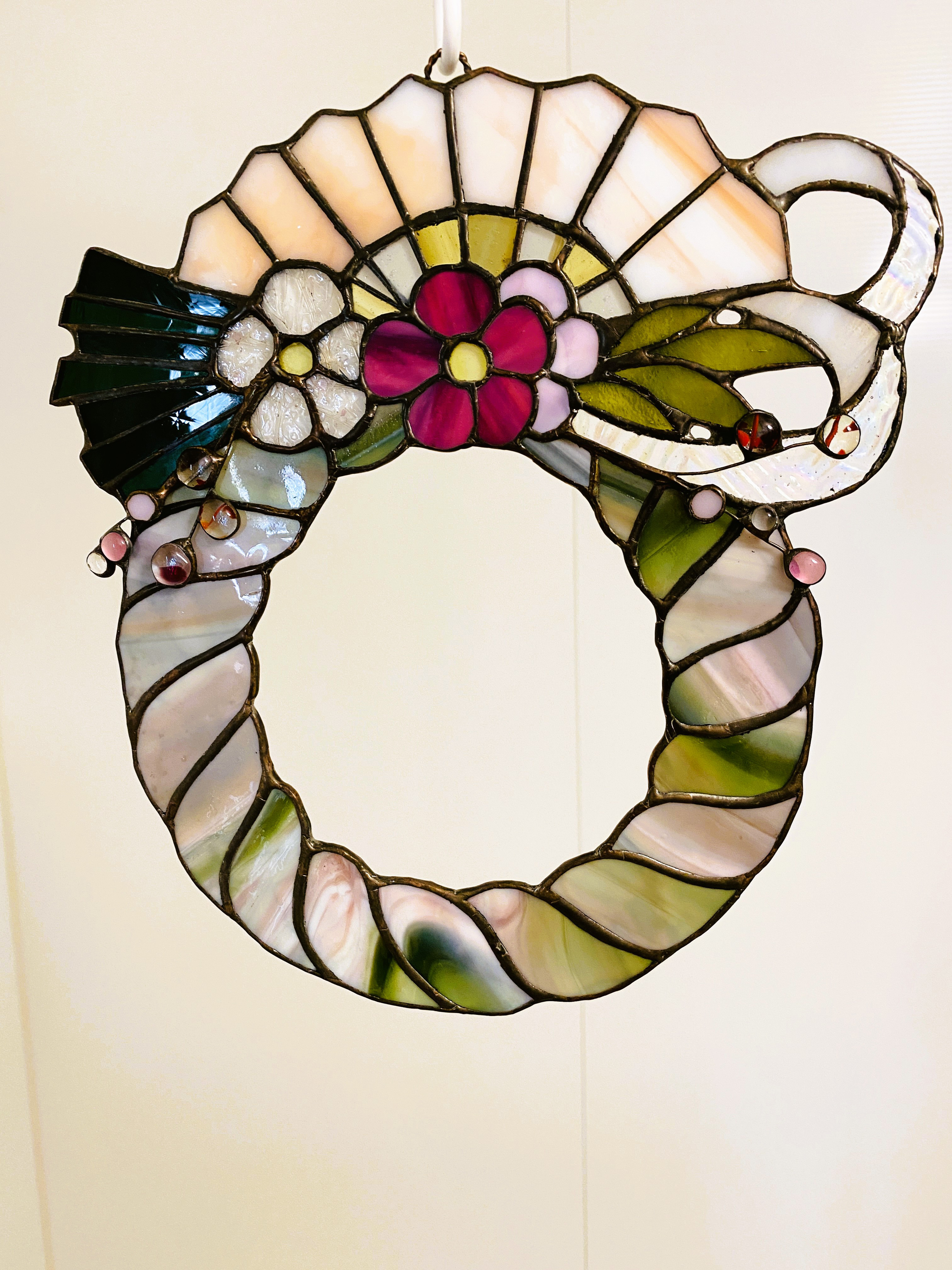 ステンドグラスのしめ縄飾り