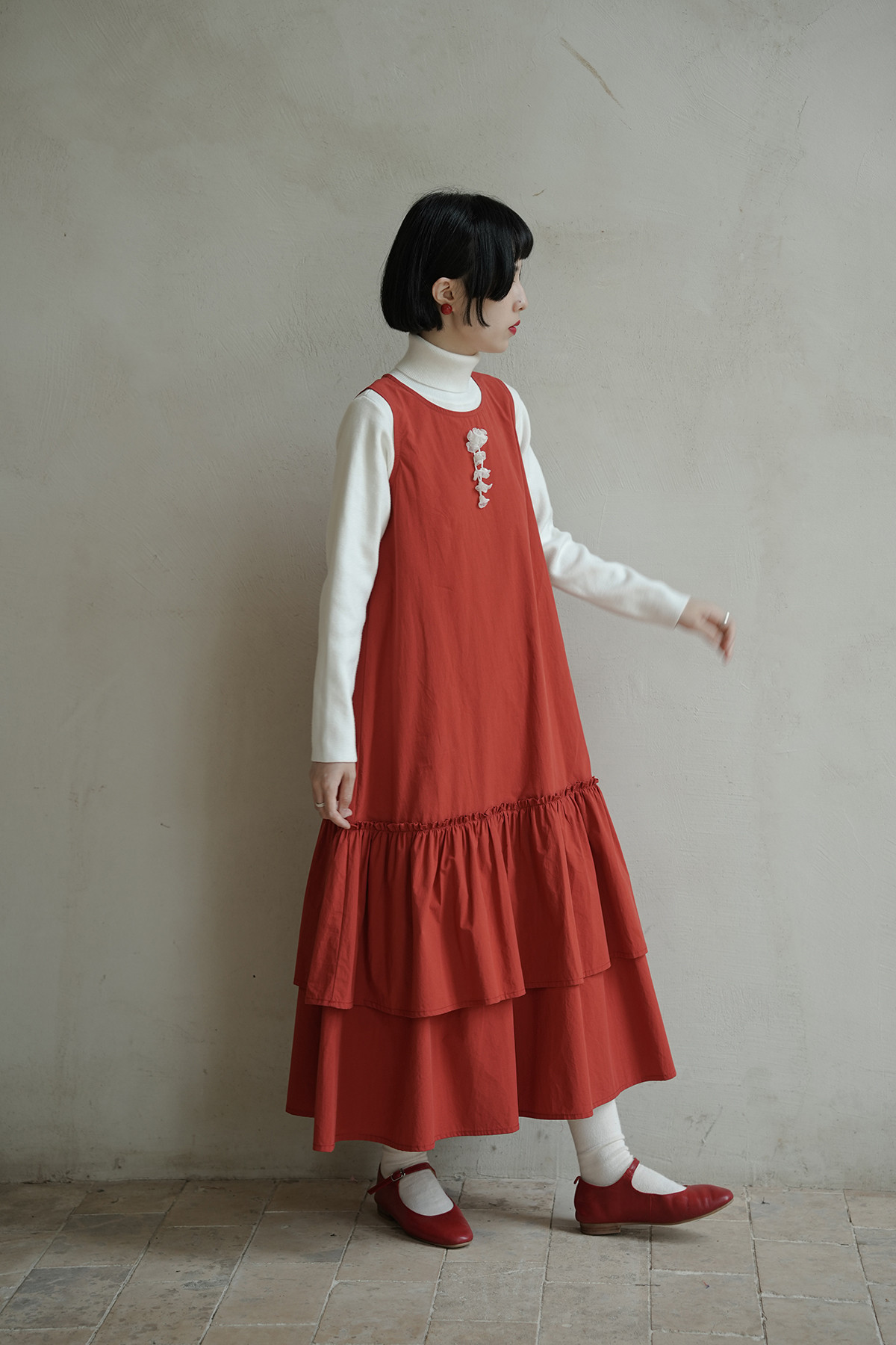 秋冬レトロレッドワンピース 2025 新作 ノースリーブ丸襟裾フリルミニマムロングドレス