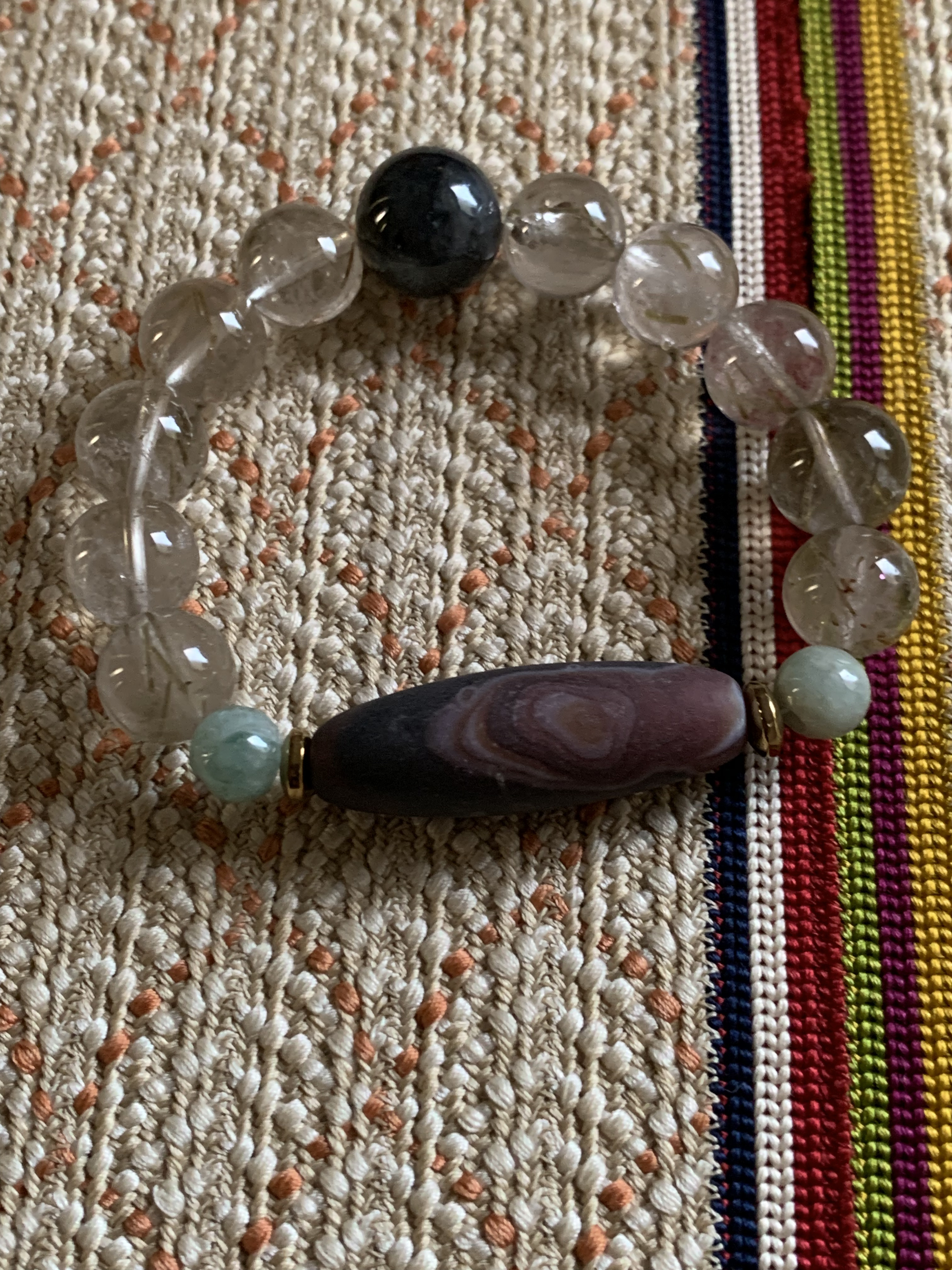 天然羊眼柄 チベット瑪瑙天珠とレインボー入り珠含むグリーンルチルクォーツのブレスレット