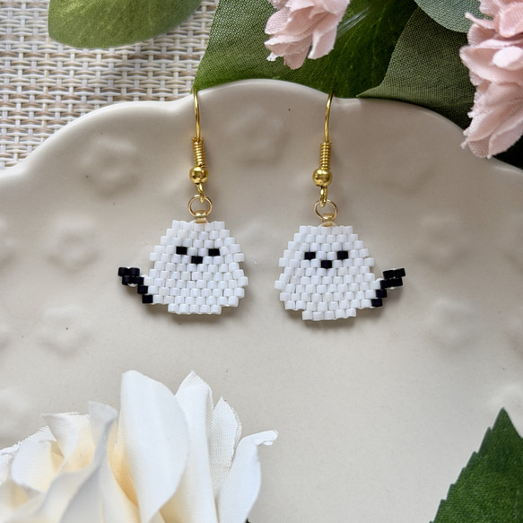 シマエナガのビーズステッチピアス＊イヤリング変更可 ピアス（フック