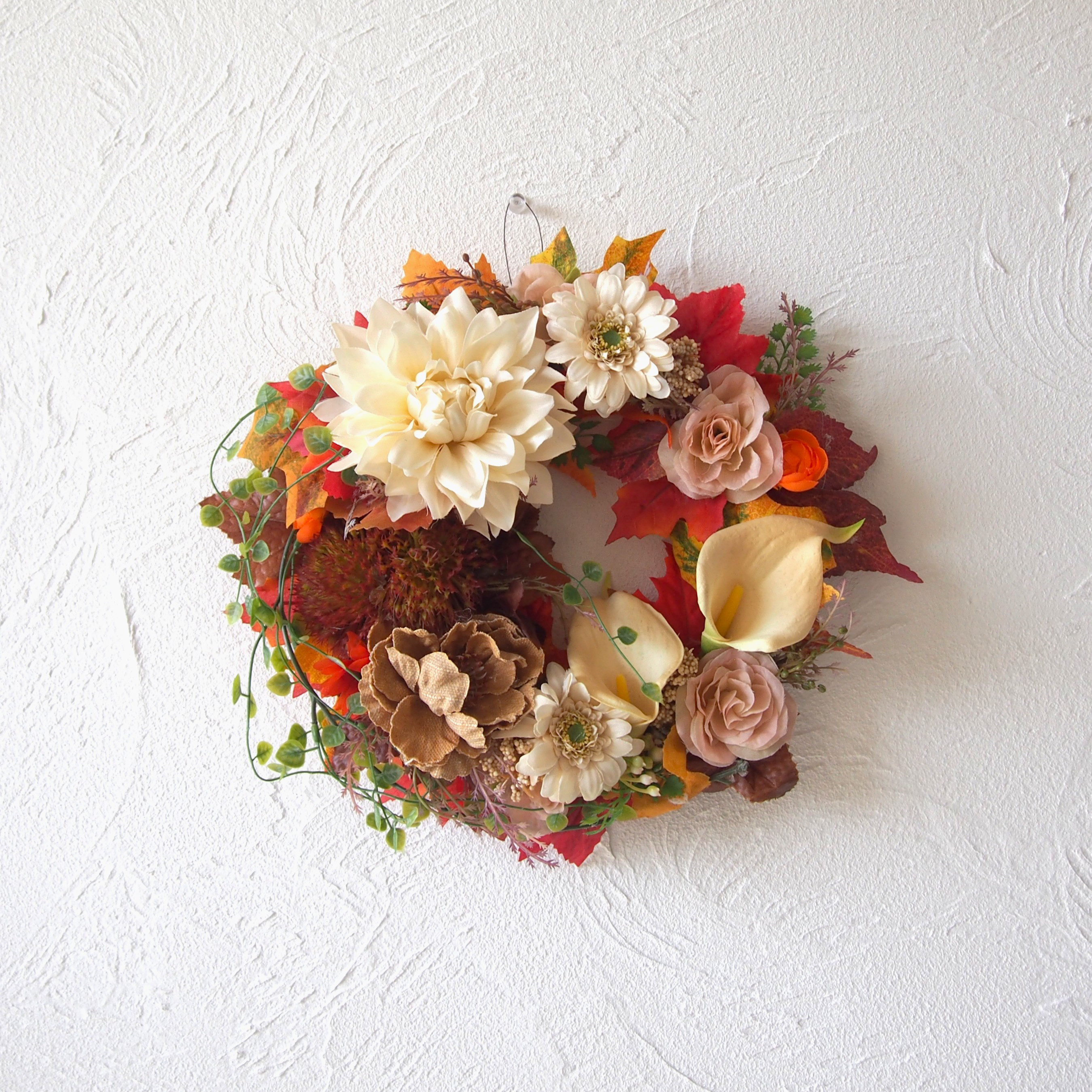 ◆クリーム色のダリアのリース◆造花・壁掛け・ギフト・玄関・新築 祝い・結婚祝い・誕生日