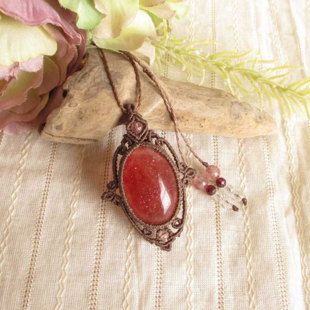 【ღ華やかな煌めきღ】アフリカンレッドアベンチュリンのマクラメペンダント〈CP068〉