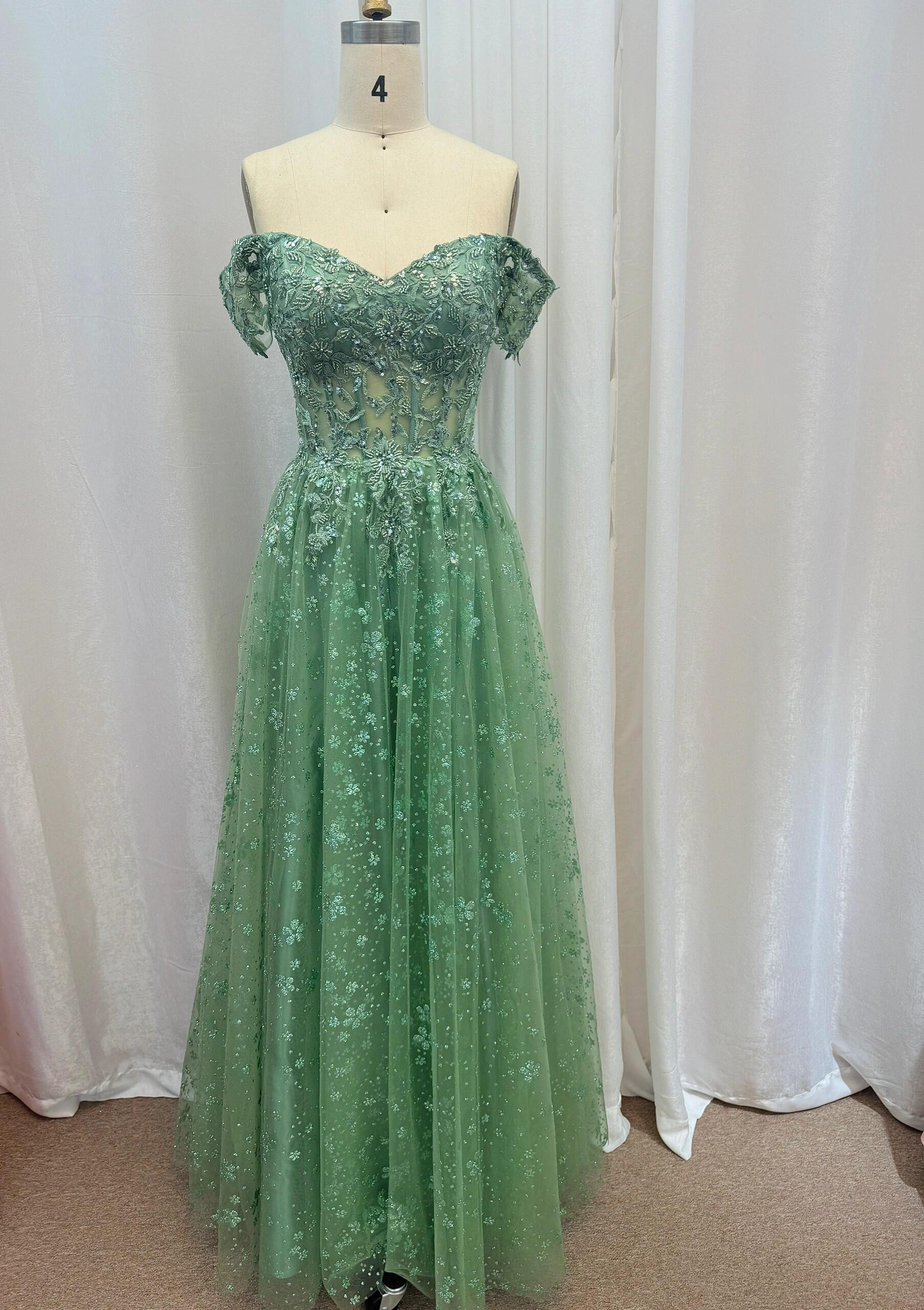 お買い得　Aライン　ふんわりチュール　美しいレース　オフショルダー　二の腕カバー　お花飾り　立体感　痩せて見える　小花