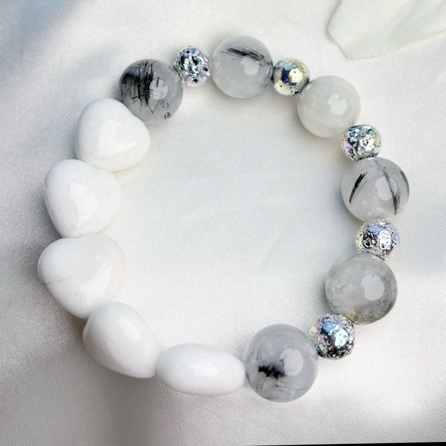 かわいいだけじゃ物足りない大人に！<ホワイトジェイド×針入りブラックトルマリン×溶岩石>冬のモノトーン天然石ブレスレット