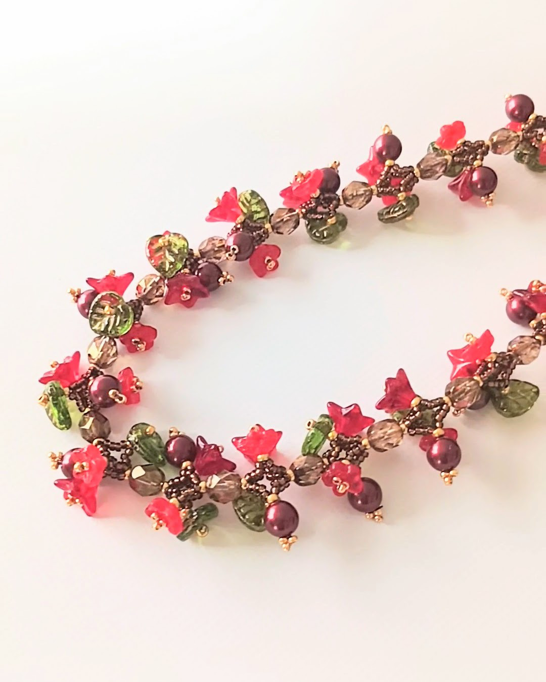 花とリーフが躍る、ホリデーの花冠ネックレス 7,810円