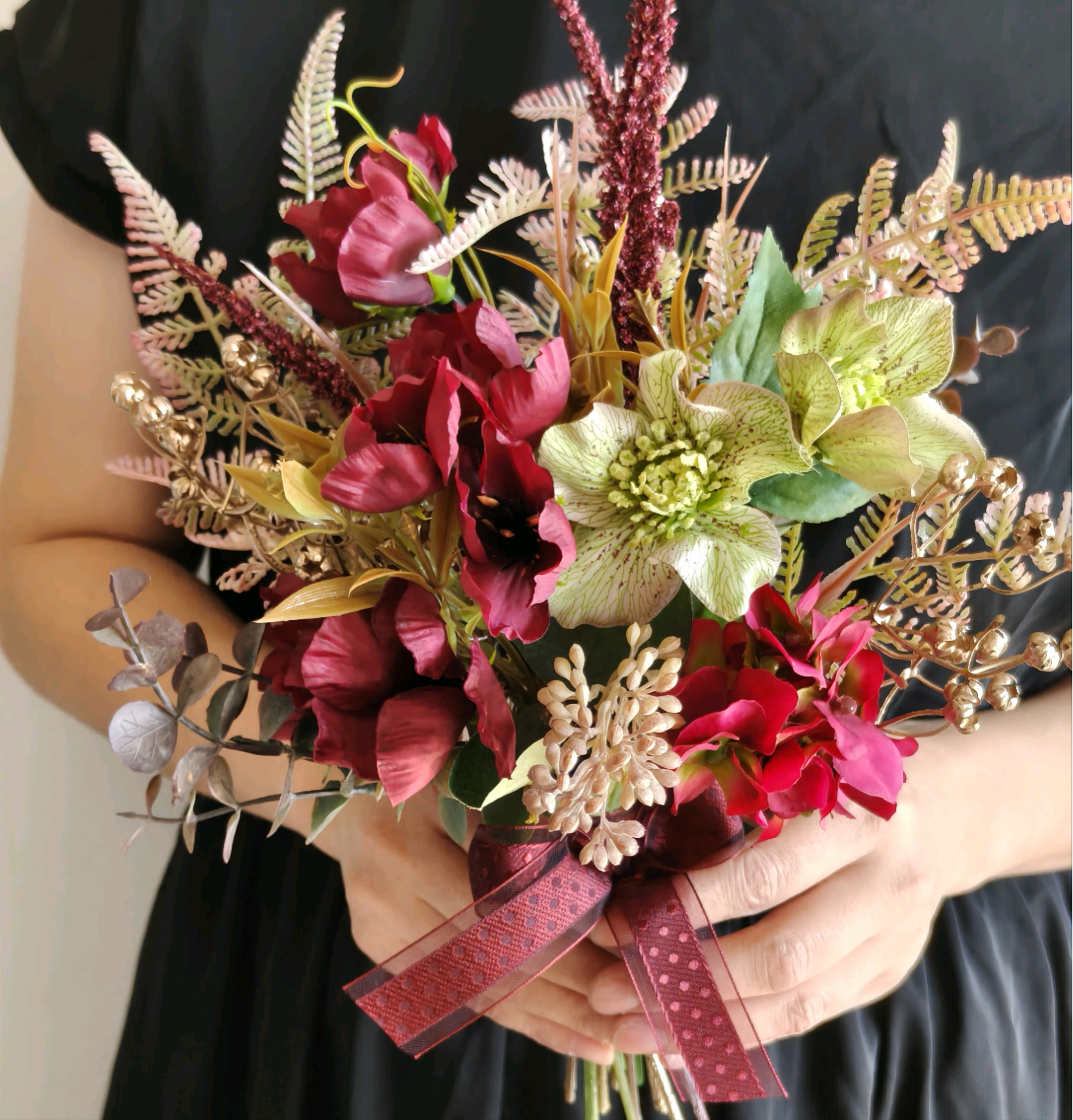 ボルドー×グリーンのクラッチブーケ　冬の誕生花2025 ウェディング　開店祝い開業祝いギフト誕生日お祝いインテリア