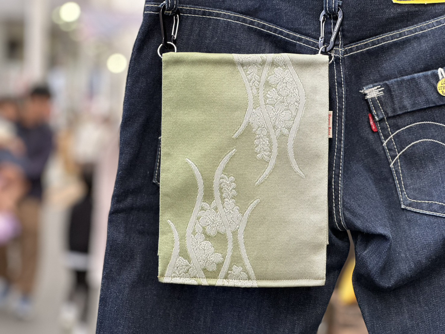 手ぶらでお出かけ！新品の帯地で作ったヒップバッグ「おともし帯（たい）」緑グラデ　サコッシュ　ポシェット　御朱印帳入れにも