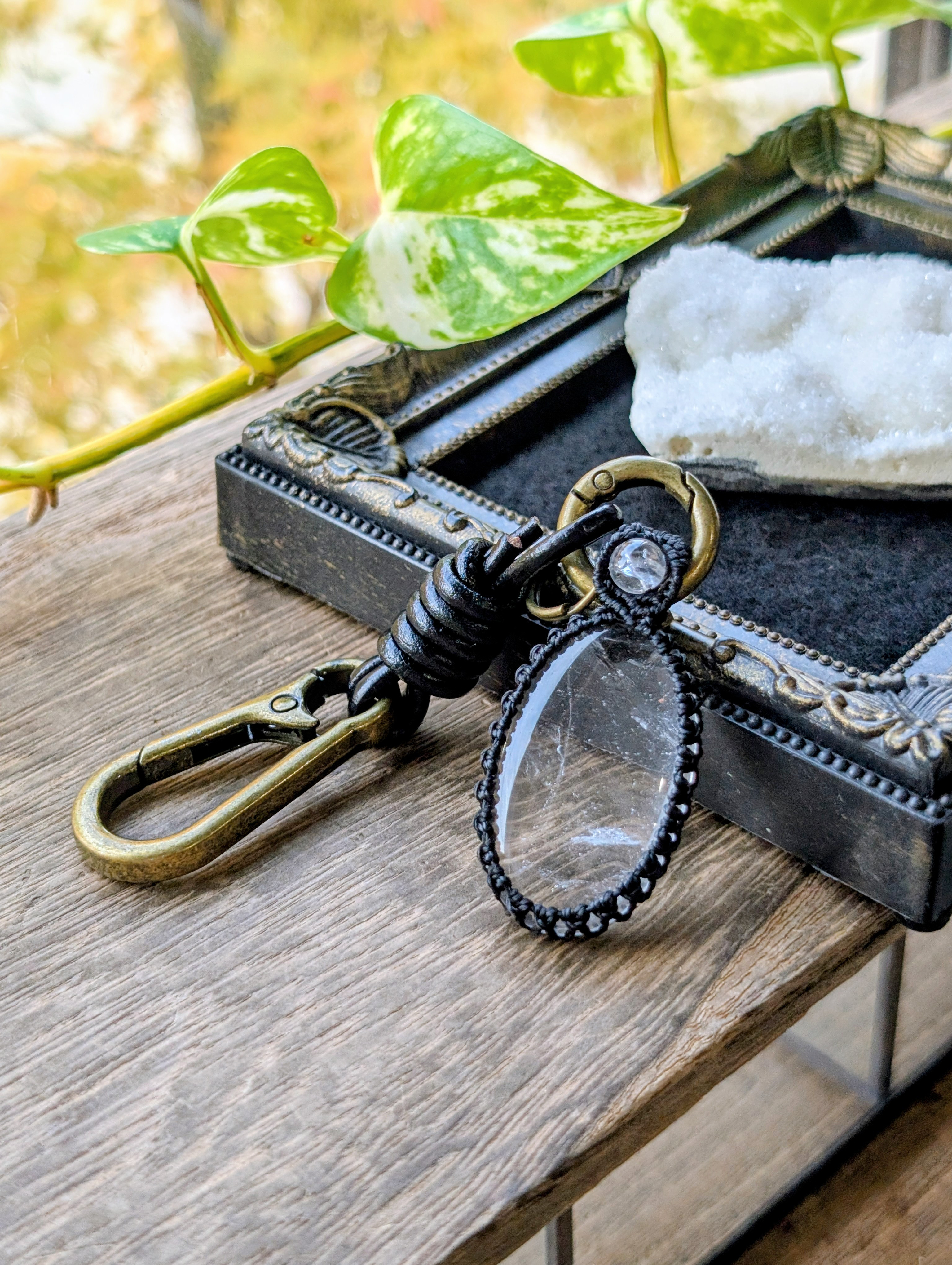 ☆天然石バックチャーム☆虹入り水晶☆マクラメ編み＆ヴィンテージフェイクレザーバックチャーム 437