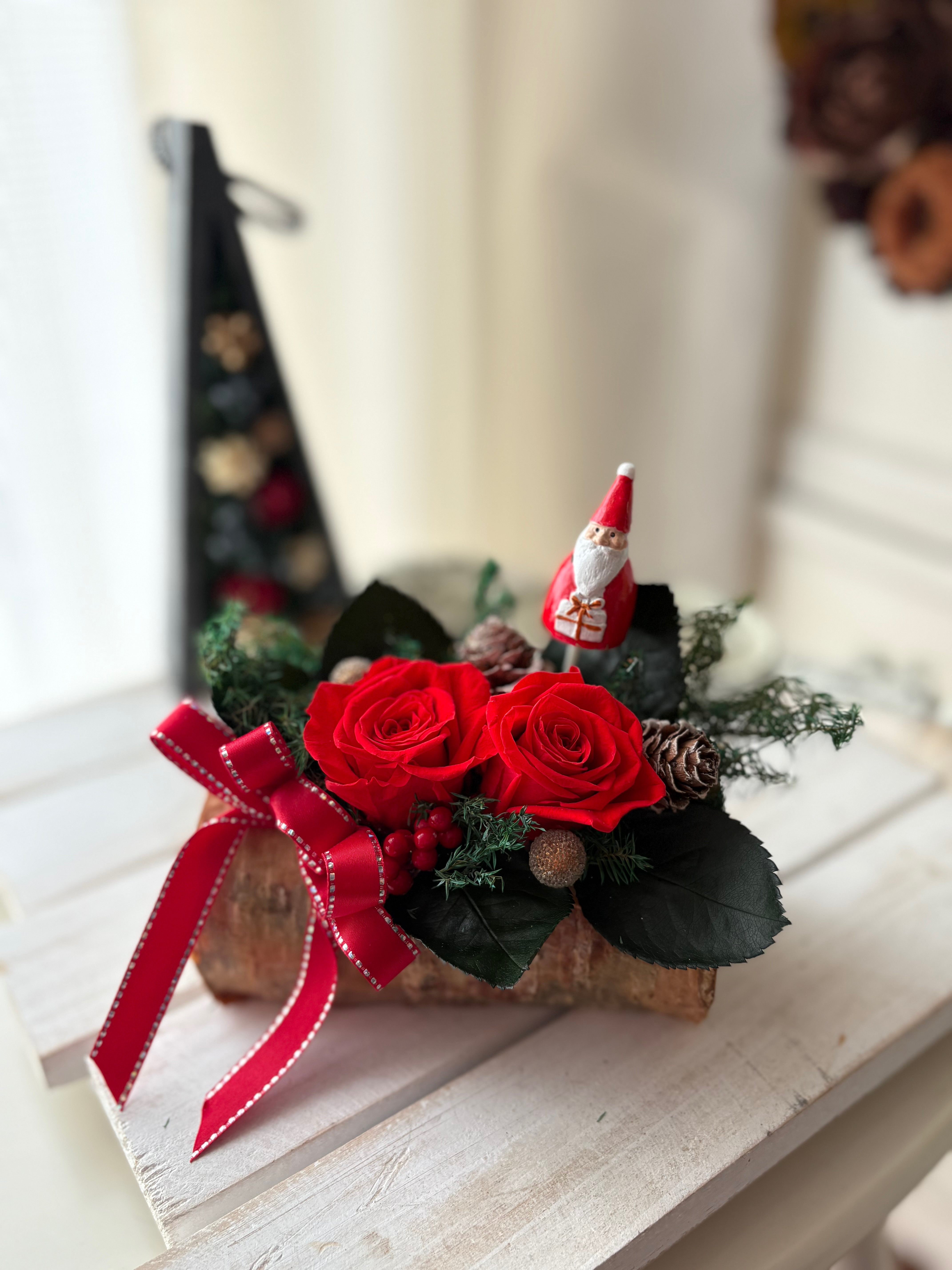 赤いバラのクリスマスアレンジ　くまさんサンタさんピック選べます　プリザーブドフラワーアレンジメント　クリアケース付き