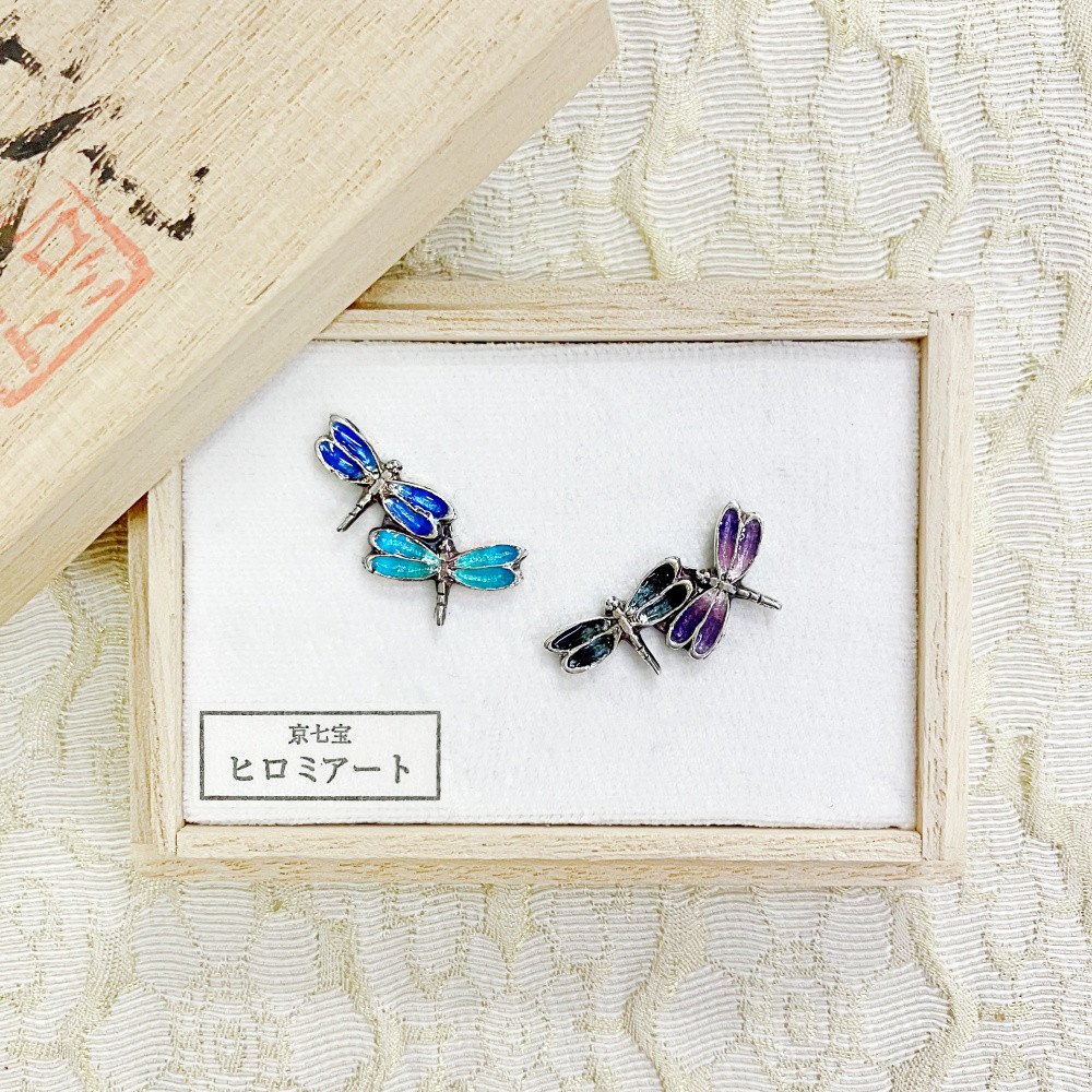2色のブルーのトンボピンバッチ（2匹）｜京七宝／純銀製