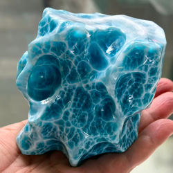 883.7g 天然無処理 ラリマー 置物(原石）※鑑賞台付き(木造) その他置物