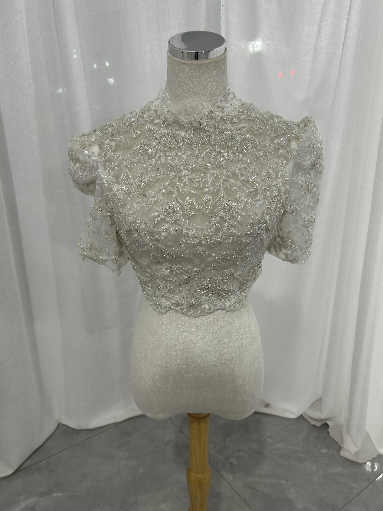 ウエディングドレス用ボレロ くるみボタン 半袖 キラキラ光る刺繍 フランス風 オーダー可能 結婚式