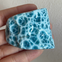 883.7g 天然無処理 ラリマー 置物(原石）※鑑賞台付き(木造) その他置物