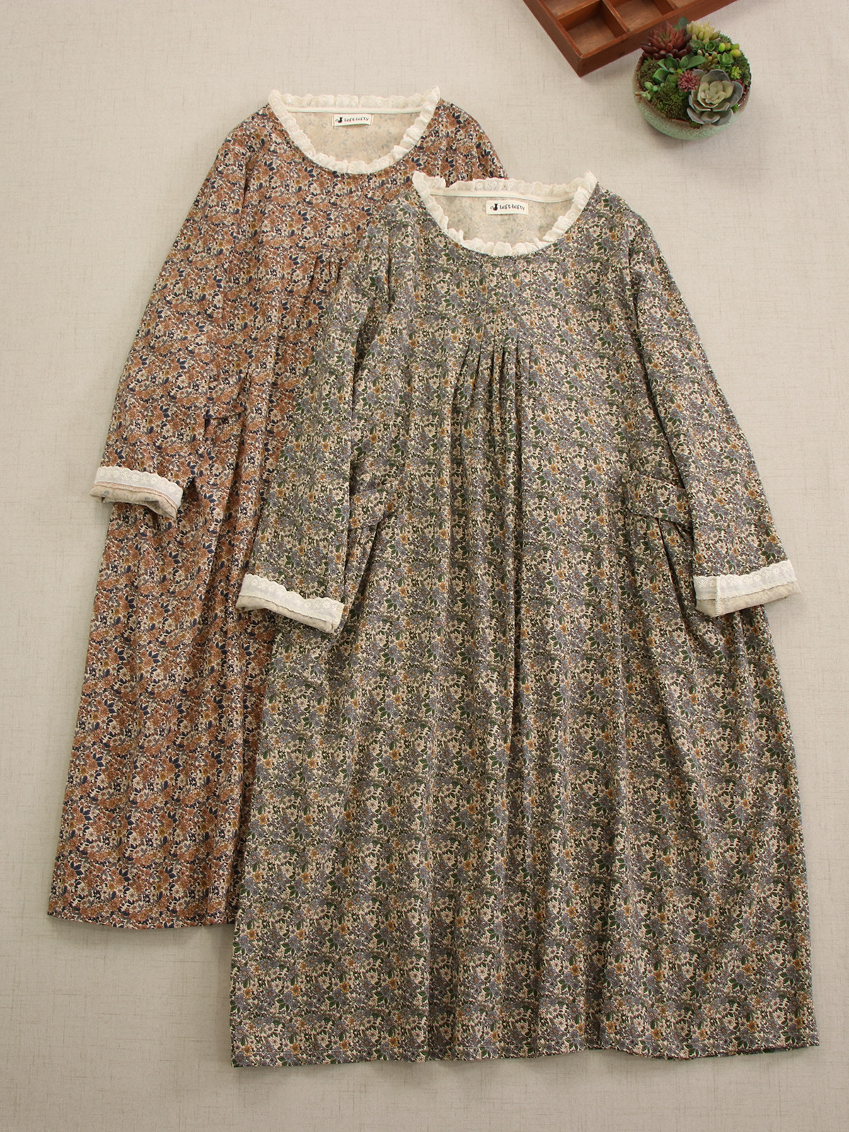 秋冬新作 小柄フラワー柄 ロングスリーブワンピース ルーズプラスサイズ レースフリルカラー プルオン式 ミッドレングス