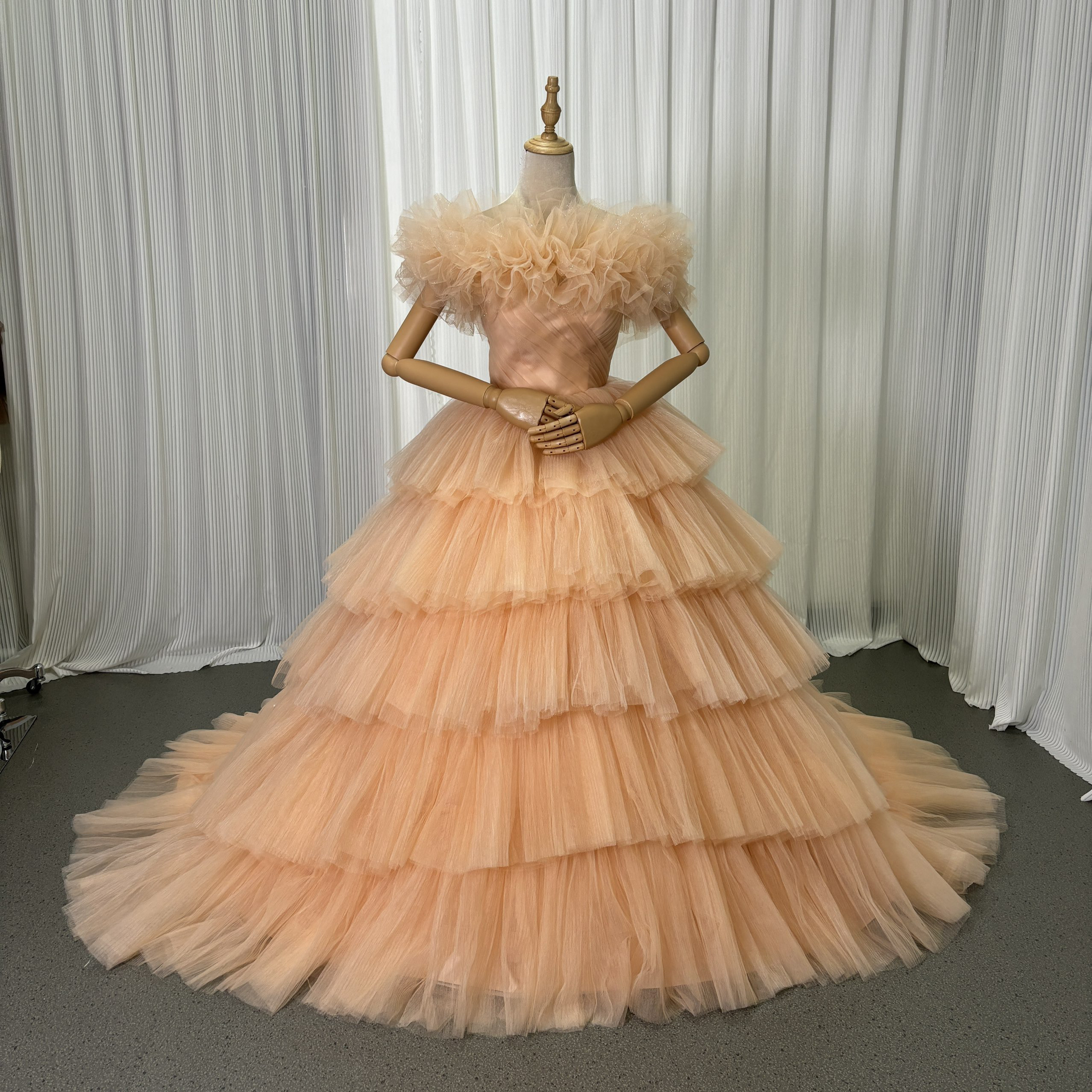 送料無料！カラードレス サーモンピンク オフショルダー ティアードのドレス プリーツドレス キラキラチュール