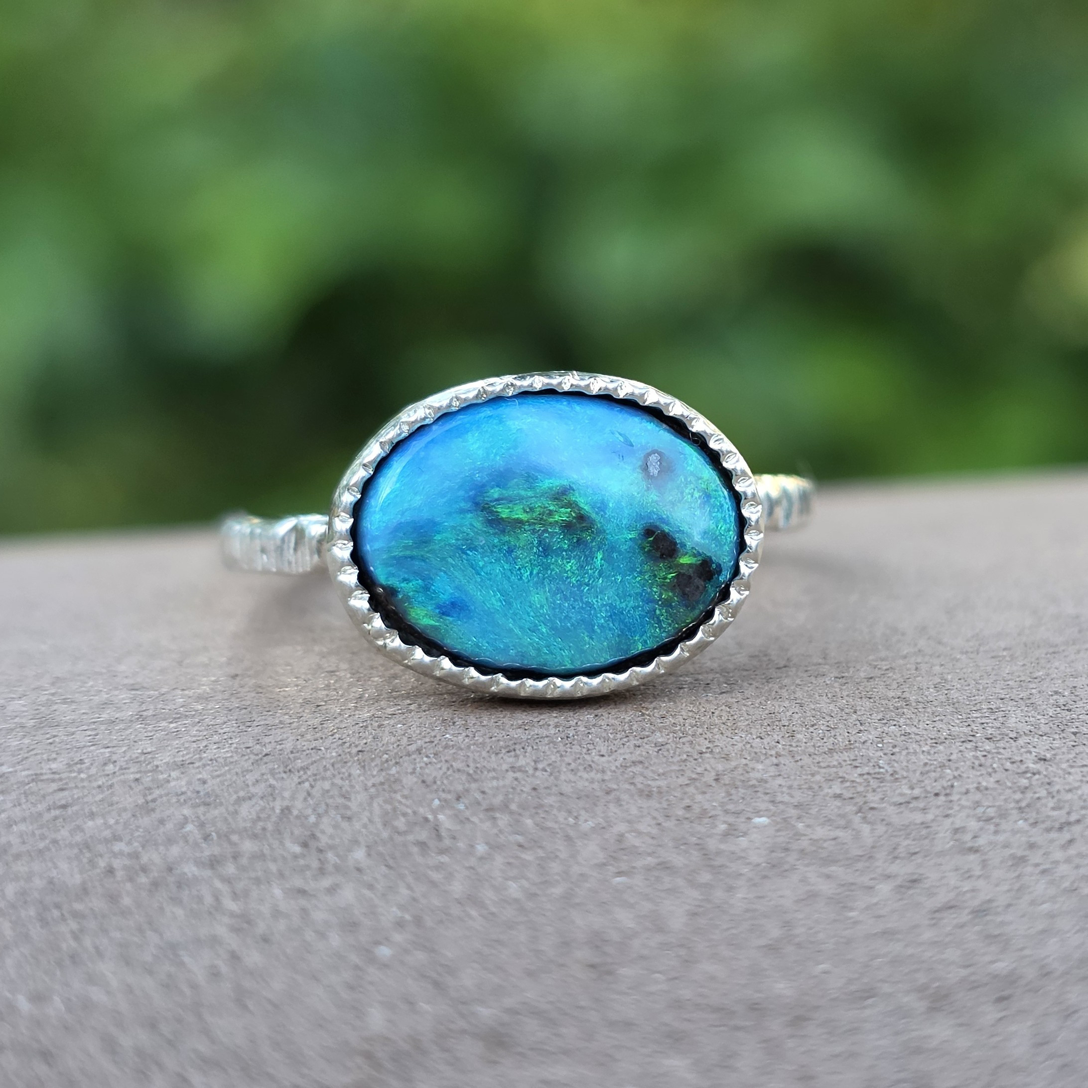 ボルダーオパール　3.214ct　ミル打ち　グリーンとブルーの星雲　シルバーSV925リング