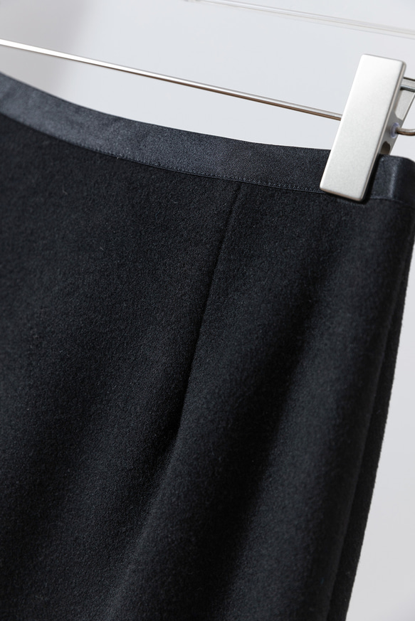 ★現貨★ 石墨烯內襯帶來卓越保暖效果。黑色複合佈料長裙，貨號：251118-3 第3張的照片