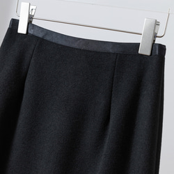 ★現貨★ 石墨烯內襯帶來卓越保暖效果。黑色複合佈料長裙，貨號：251118-3 第2張的照片