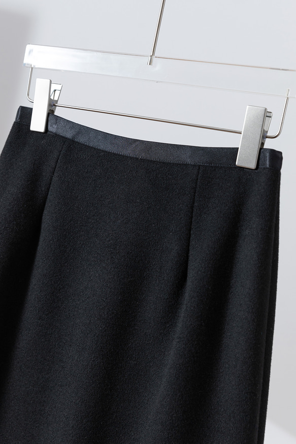 ★現貨★ 石墨烯內襯帶來卓越保暖效果。黑色複合佈料長裙，貨號：251118-3 第2張的照片