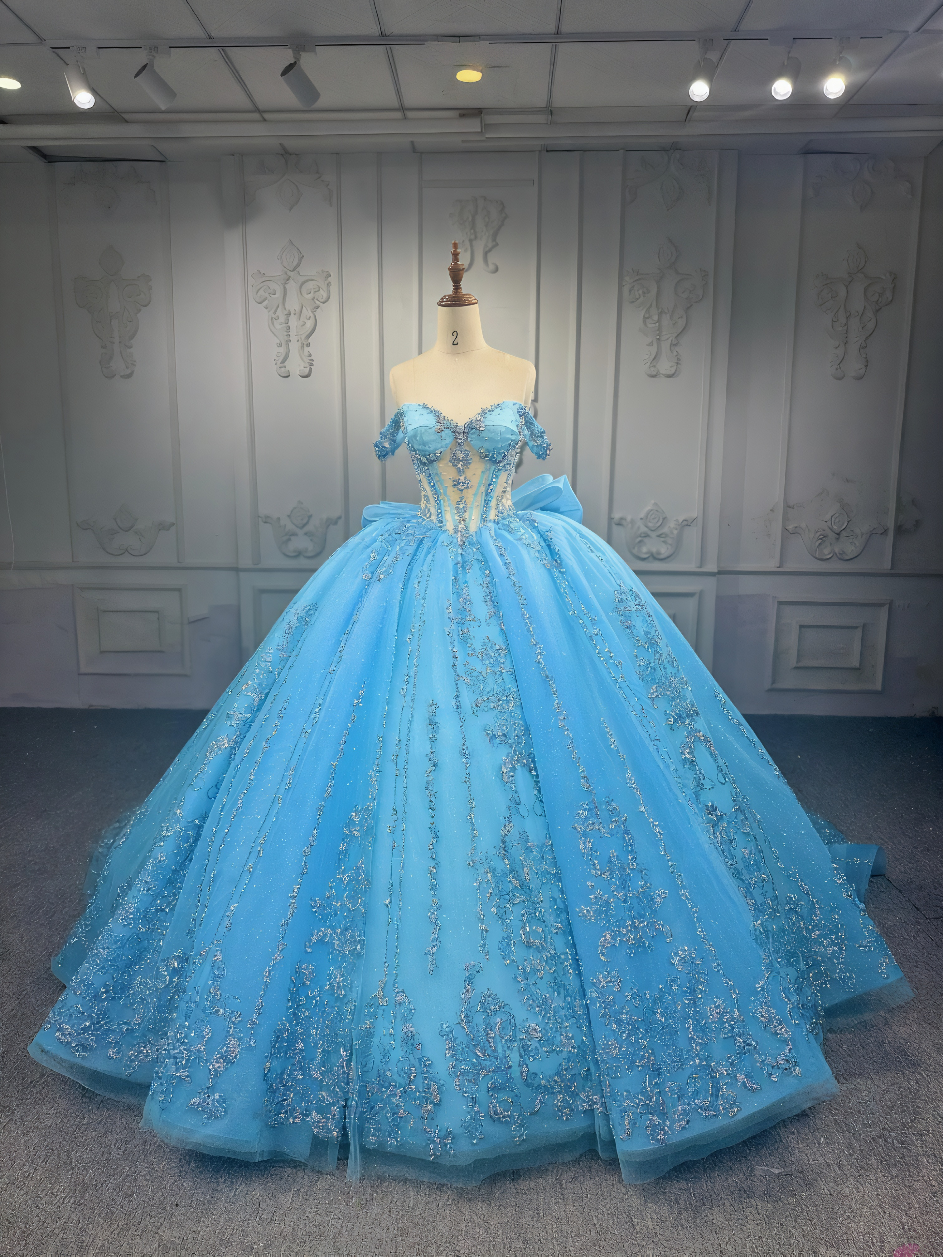 圧倒的に存在感　宝石色　ブルー　バックリボン　ラメ入り　プリンセスライン　上品目立つ　カラフルなドレスダンスパーティー