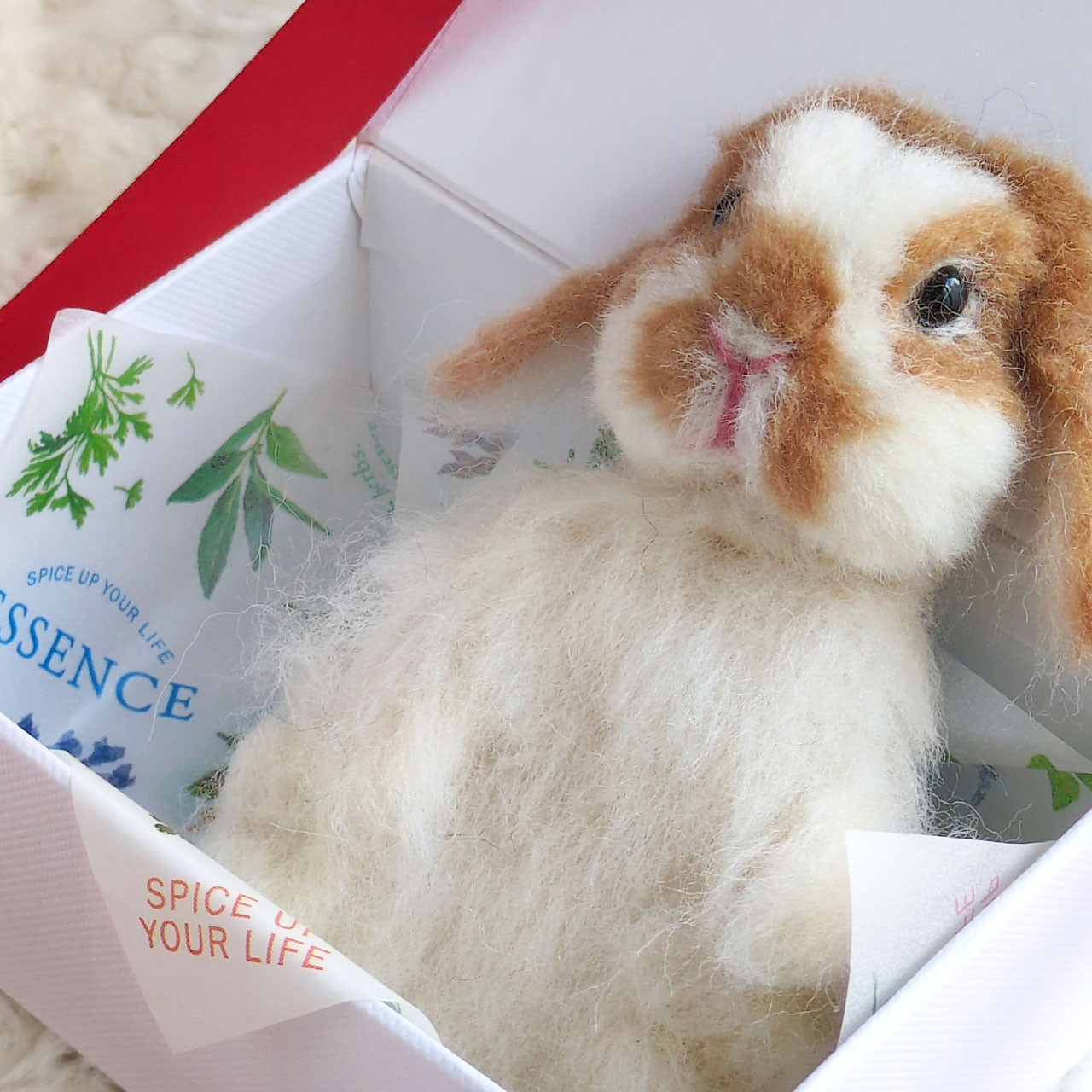 いちごマカロンバッグチャームと夢見る垂れ耳うさぎ