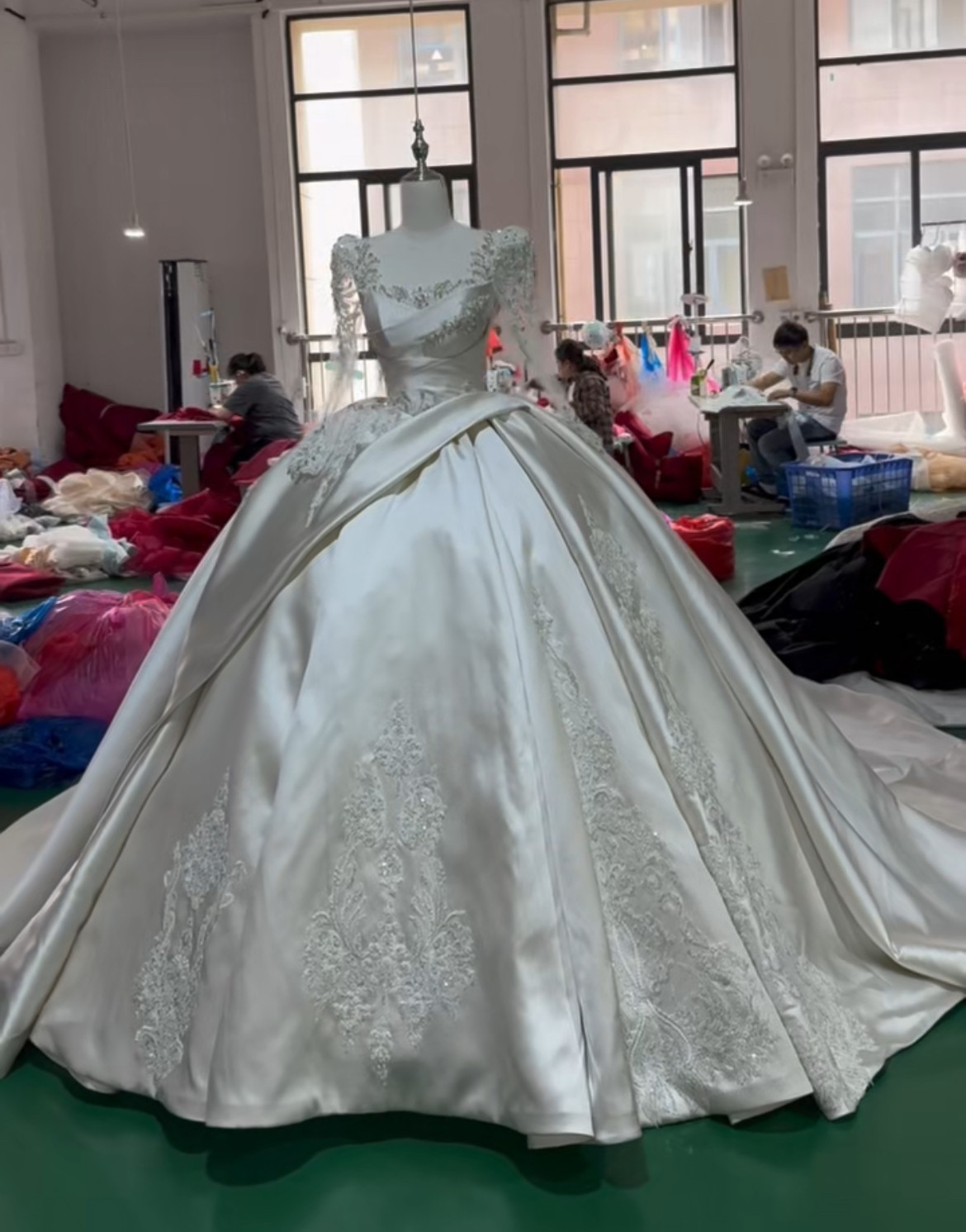 長袖・半袖・チューブトップ可能　高級サテン　オーダーメイド　優雅　プリンセスライン　細見えシルエット　大人気ウェディング