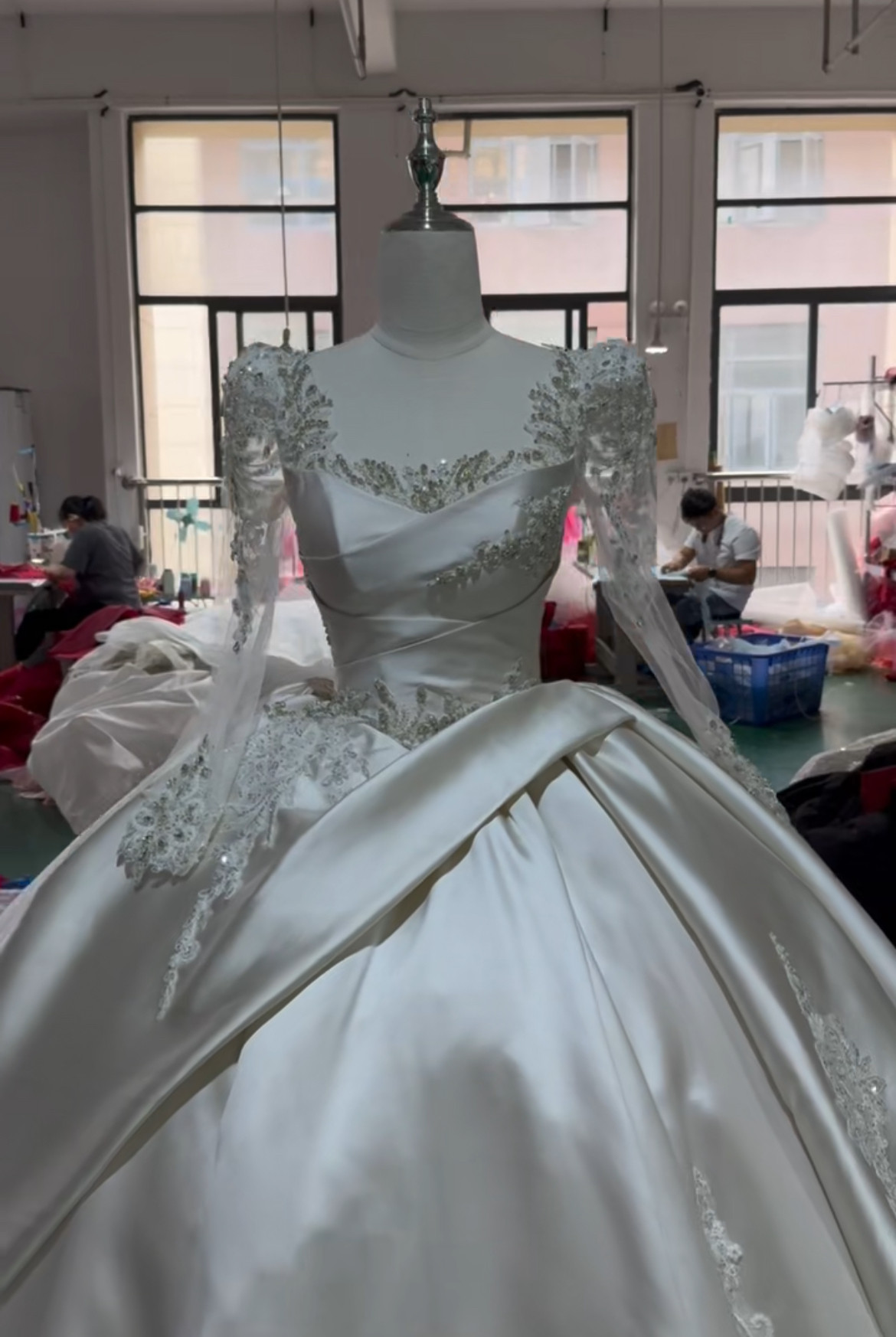 長袖・半袖・チューブトップ可能　高級サテン　オーダーメイド　優雅　プリンセスライン　細見えシルエット　大人気ウェディング