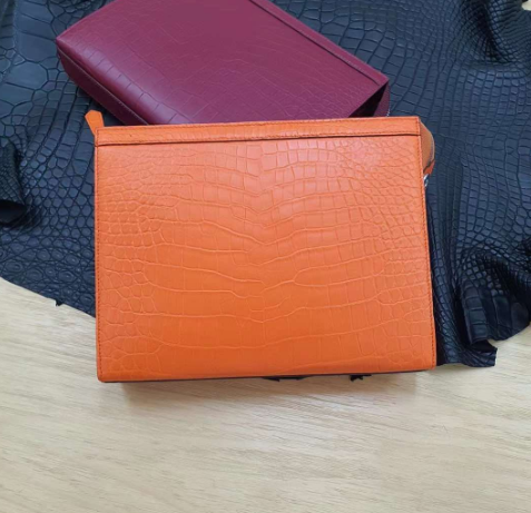 お洒落なクロコダイル革セカンドバッグ 本革 クラッチバッグ  オレンジ