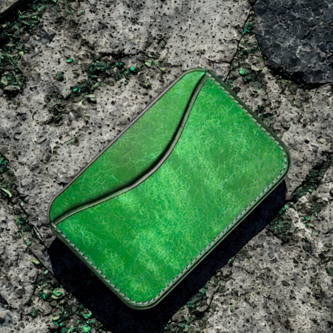 鮮やかなグリーンに心奪われる本革カードホルダー｜一枚革のミニケース